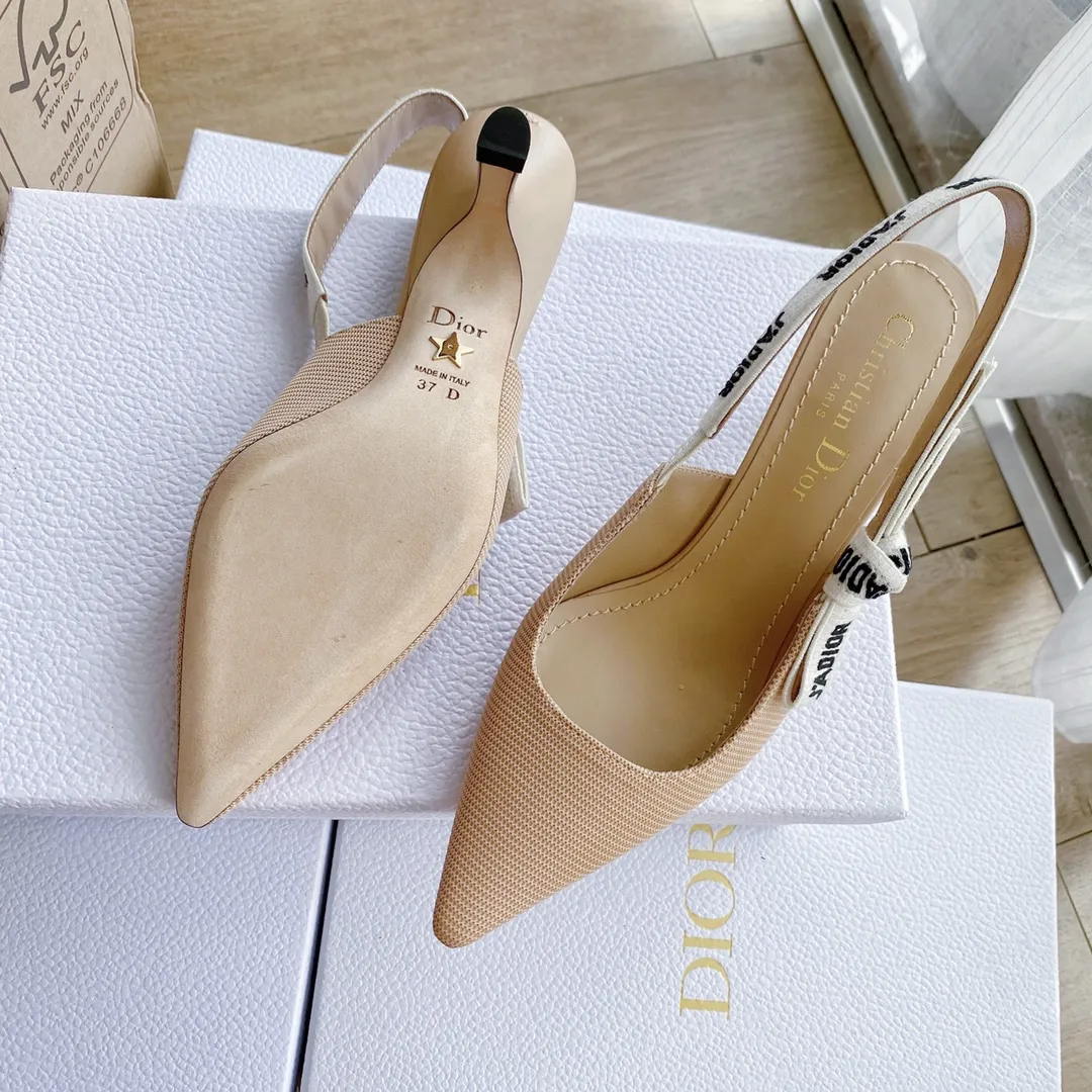 👟👟Ex-factory price 440👟👟 Developed one-to-one from the original version, 👠👠✨ ✨Dior’s popular sandals are new🔥 🔥 The same style as the most popular internet celebrities and celebrities of the year💁 💁. Imported fabric, lining and feet are made of calfskin lining🐑. Original molded heel, heel height 10Cm 6.5cm💘 Original molded metal outsole with five-pointed star LOGO mark✨. Original bow, 💅 Italian leather outsole. 👄💋 Full set of packaging (bags, cards, invoices, one-to-one wrapping paper) 34 40 41 customized